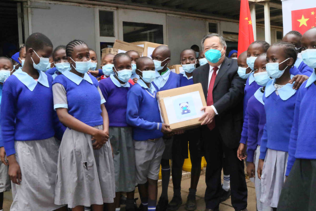 China Donasikan Kebutuhan Pokok dan Peralatan Belajar untuk Ibu Tunggal dan Anak-anak rentan di Kenya