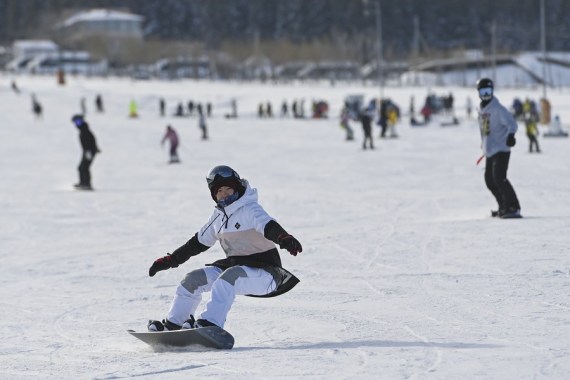 Nenek Berusia 87 Tahun di Urumqi China Ini Masih Jago Bermain Ski