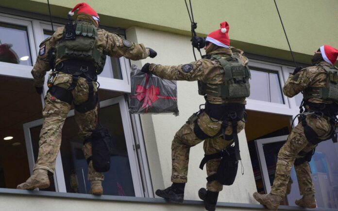 Polisi Kontra-terorisme Polandia Bantu Sinterklas Antarkan Hadiah