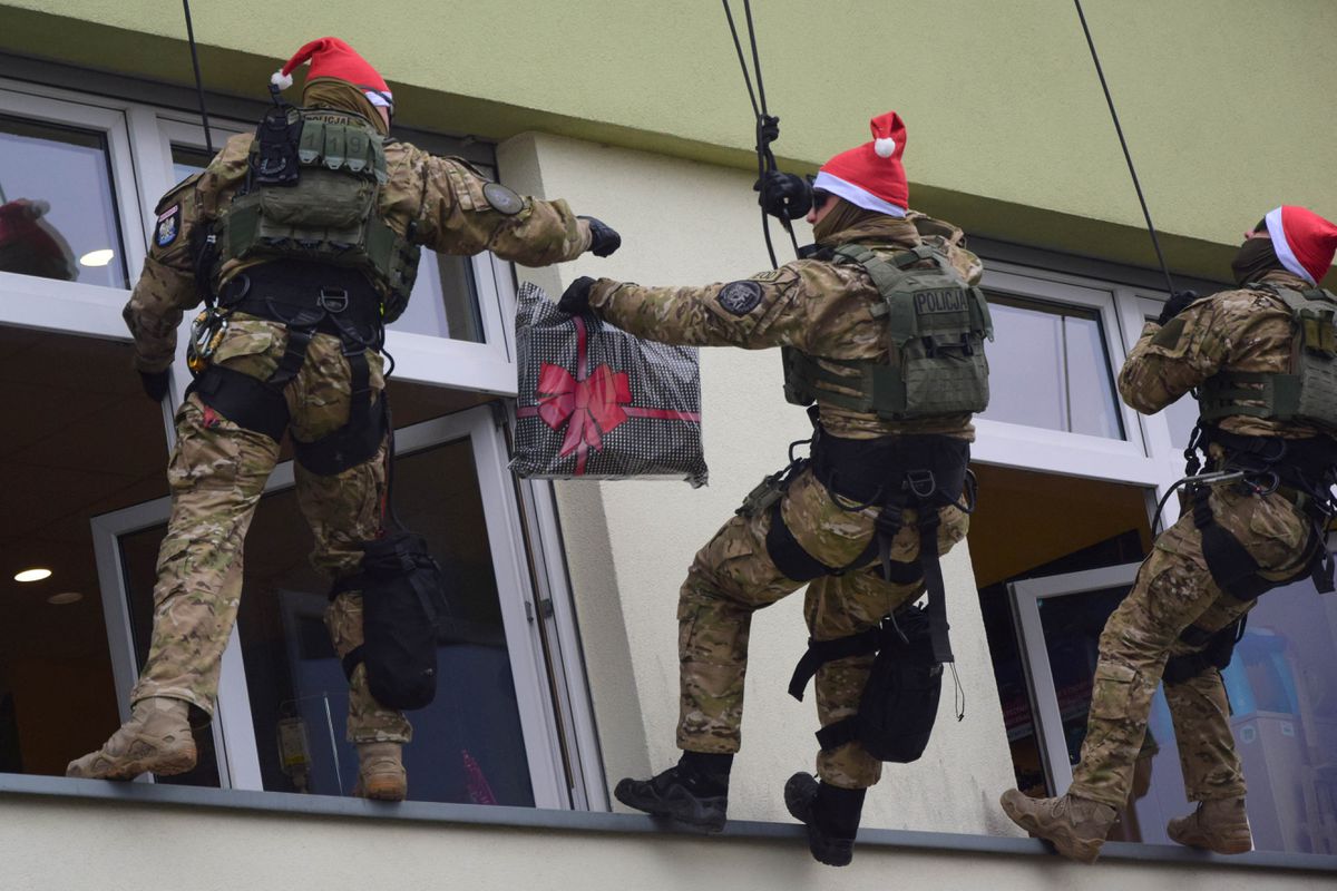 Polisi Kontra-terorisme Polandia Bantu Sinterklas Antarkan Hadiah