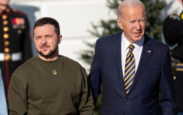 Presiden AS Joe Biden (kanan) bertemu dengan Presiden Ukraina Volodymyr Zelensky di Gedung Putih di Washington DC, Amerika Serikat, pada 21 Desember 2022. (Xinhua/Liu Jie)