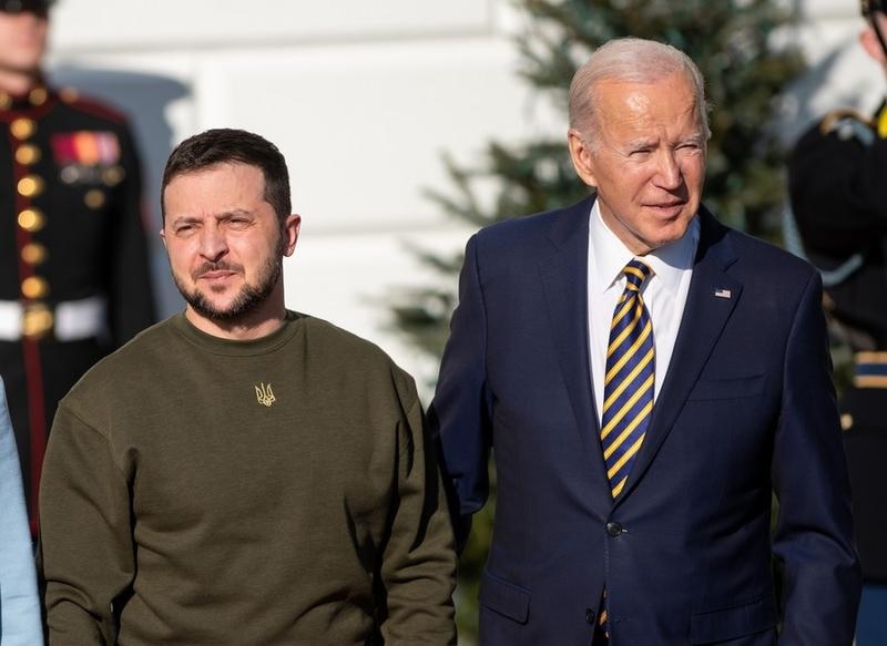 Presiden AS Joe Biden (kanan) bertemu dengan Presiden Ukraina Volodymyr Zelensky di Gedung Putih di Washington DC, Amerika Serikat, pada 21 Desember 2022. (Xinhua/Liu Jie)