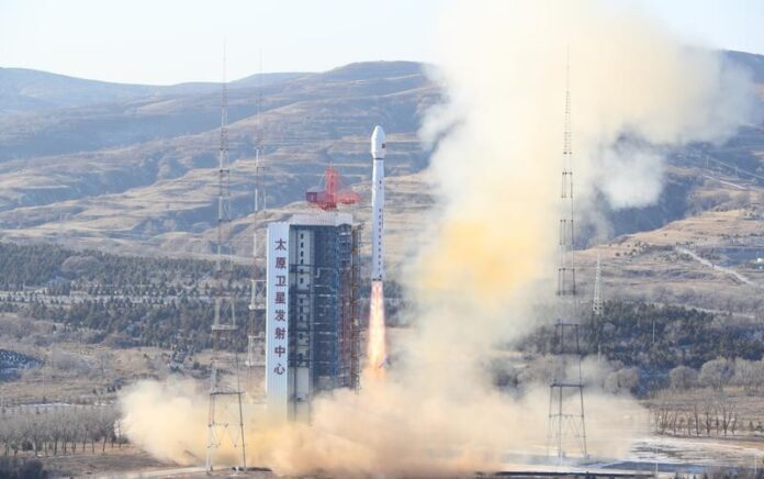 Roket Long March-4B yang mengangkut satelit observasi Bumi Gaofen-11 04 lepas landas dari Pusat Peluncuran Satelit Taiyuan di Provinsi Shanxi, China utara, pada 27 Desember 2022. China mengirim satelit tersebut ke luar angkasa pada Selasa (27/12) pukul 15.37 Waktu Beijing atau 14.37 WIB. Satelit itu berhasil memasuki orbit yang direncanakan. (Xinhua/Wang Xiaohu)