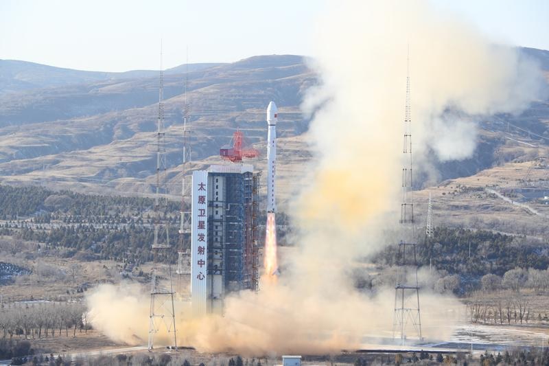 Roket Long March-4B yang mengangkut satelit observasi Bumi Gaofen-11 04 lepas landas dari Pusat Peluncuran Satelit Taiyuan di Provinsi Shanxi, China utara, pada 27 Desember 2022. China mengirim satelit tersebut ke luar angkasa pada Selasa (27/12) pukul 15.37 Waktu Beijing atau 14.37 WIB. Satelit itu berhasil memasuki orbit yang direncanakan. (Xinhua/Wang Xiaohu)