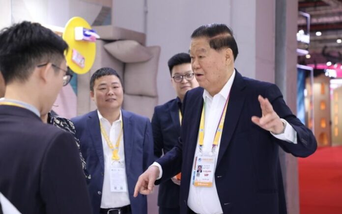 Foto dokumentasi ini menunjukkan Oei Tjie Goan menghadiri Pameran Impor Internasional China ke-2 di Shanghai pada 2019. (Sumber: narasumber/Xinhua)