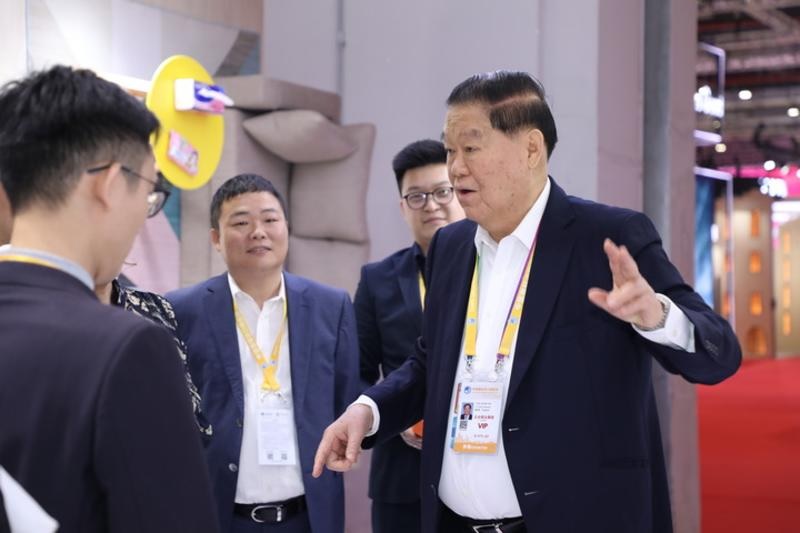 Foto dokumentasi ini menunjukkan Oei Tjie Goan menghadiri Pameran Impor Internasional China ke-2 di Shanghai pada 2019. (Sumber: narasumber/Xinhua)