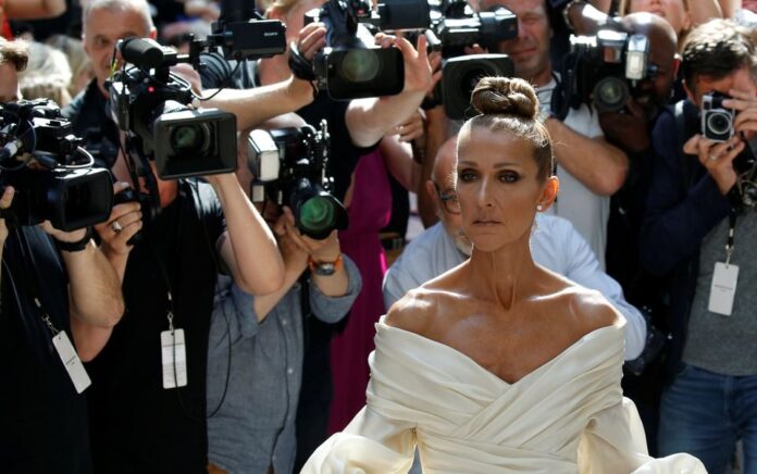 Penyanyi Celine Dion tiba untuk menghadiri pertunjukan koleksi Haute Couture Fall/Winter 2019/20 oleh desainer Alexandre Vauthier di Paris, Prancis, 2 Juli 2019. Foto: Reuters/Regis Duvignau.