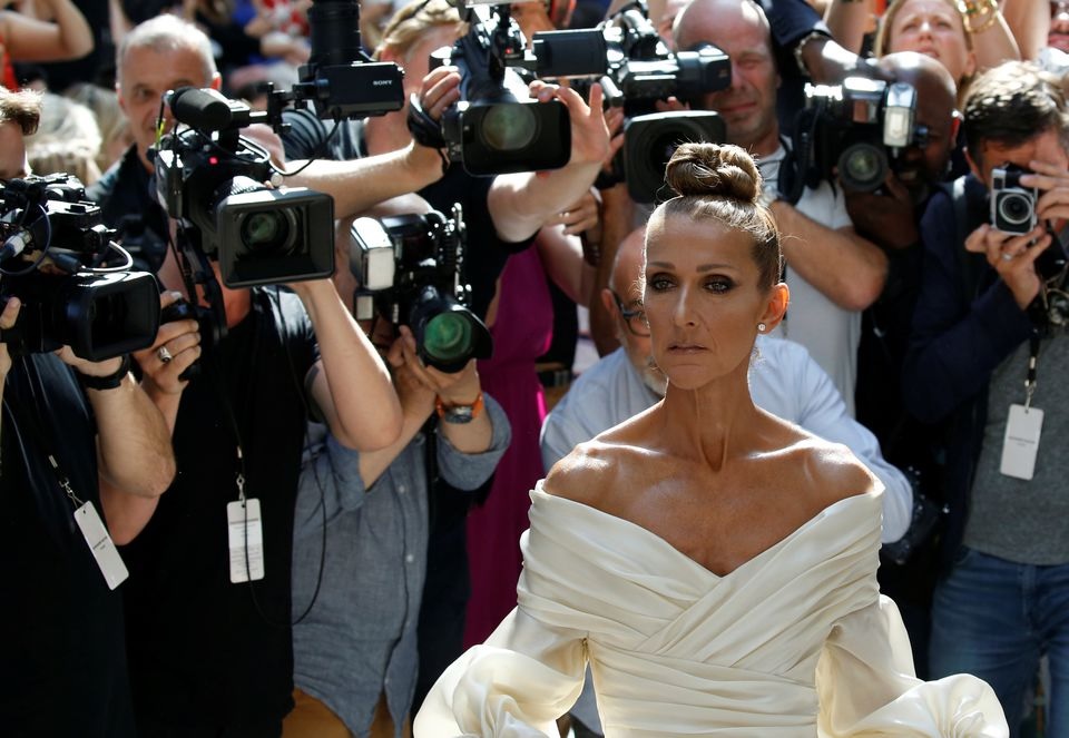 Penyanyi Celine Dion tiba untuk menghadiri pertunjukan koleksi Haute Couture Fall/Winter 2019/20 oleh desainer Alexandre Vauthier di Paris, Prancis, 2 Juli 2019. Foto: Reuters/Regis Duvignau.