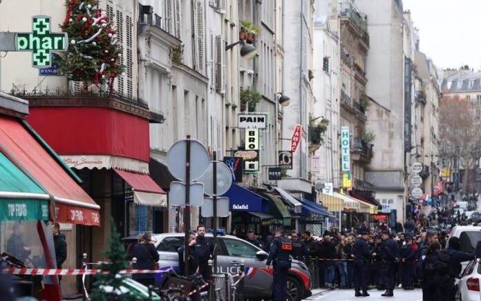 Sejumlah personel polisi terlihat berjaga di lokasi terjadinya insiden penembakan di Paris, Prancis, pada 23 Desember 2022. (Xinhua/Gao Jing)