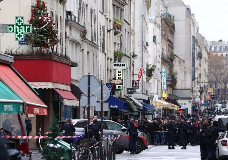 Sejumlah personel polisi terlihat berjaga di lokasi terjadinya insiden penembakan di Paris, Prancis, pada 23 Desember 2022. (Xinhua/Gao Jing)