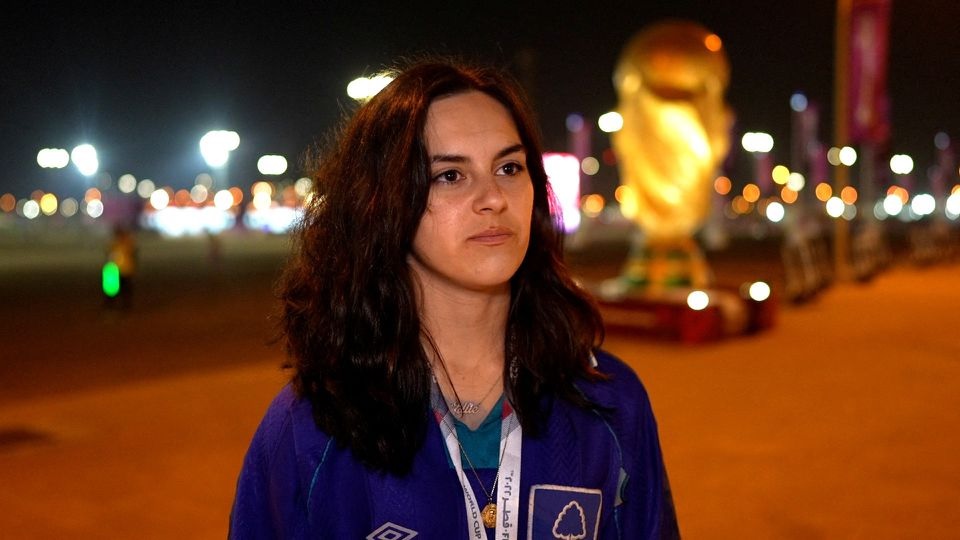 Penggemar Inggris Ellie Molloson, Duta Besar Hergametoo untuk Nottingham Forest. Foto: Reuters/Leonardo Benassatto.