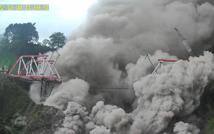 Luncuran Awan Panas Erupsi Gunung Semeru Capai 13 Kilometer Lebih