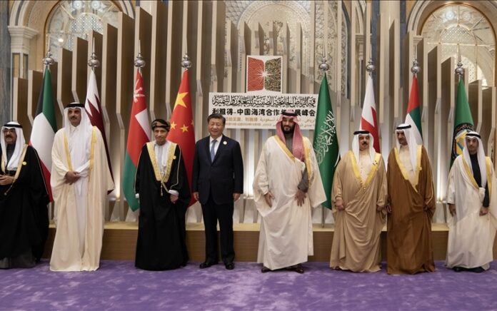 Putra Mahkota Arab Saudi Mohammad bin Salman al-Saud (Tengah), Emir Qatar Sheikh Tamim bin Hamad Al-Thani (L-2) dan Presiden China Xi Jinping (L-4), Sekretaris Jenderal GCC Nayef Falah M. Al -Hajraf (R), Putra Mahkota Kuwait Sheikh Mishaal Al-Ahmad Al-Jaber Al-Sabah (L), Raja Bahrain Hamad bin Isa Al Khalifa (R-3) dan Wakil Perdana Menteri Oman Sayyid Fahd bin Mahmoud Al-Said (L-3) berpose untuk foto keluarga sebelum KTT Dewan Kerjasama Teluk (GCC) ke-43 di Riyadh, Arab Saudi pada 09 Desember 2022. FOTO: AMIRI DIWAN DARI NEGARA QATAR.