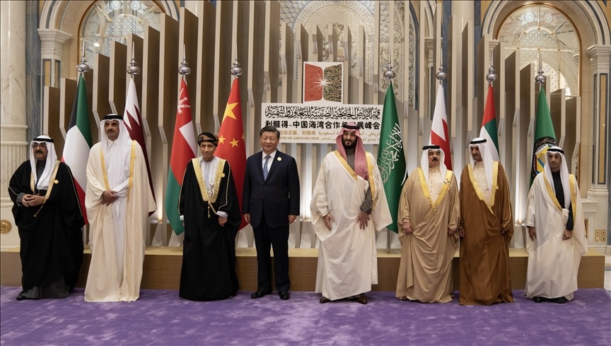 Putra Mahkota Arab Saudi Mohammad bin Salman al-Saud (Tengah), Emir Qatar Sheikh Tamim bin Hamad Al-Thani (L-2) dan Presiden China Xi Jinping (L-4), Sekretaris Jenderal GCC Nayef Falah M. Al -Hajraf (R), Putra Mahkota Kuwait Sheikh Mishaal Al-Ahmad Al-Jaber Al-Sabah (L), Raja Bahrain Hamad bin Isa Al Khalifa (R-3) dan Wakil Perdana Menteri Oman Sayyid Fahd bin Mahmoud Al-Said (L-3) berpose untuk foto keluarga sebelum KTT Dewan Kerjasama Teluk (GCC) ke-43 di Riyadh, Arab Saudi pada 09 Desember 2022. FOTO: AMIRI DIWAN DARI NEGARA QATAR.