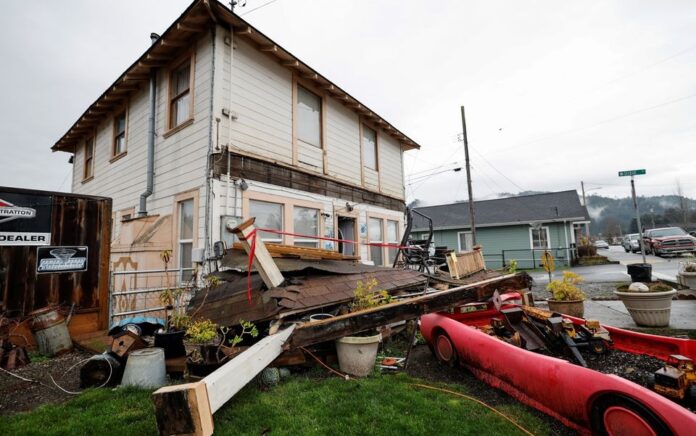 Sebuah rumah yang rusak terlihat setelah gempa berkekuatan 6,4 skala Richter melanda lepas pantai California utara, di Rio Dell, California, AS 20 Desember 2022. Foto: Reuters/Fred Greaves.