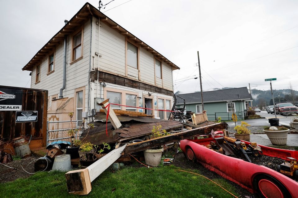 Sebuah rumah yang rusak terlihat setelah gempa berkekuatan 6,4 skala Richter melanda lepas pantai California utara, di Rio Dell, California, AS 20 Desember 2022. Foto: Reuters/Fred Greaves.