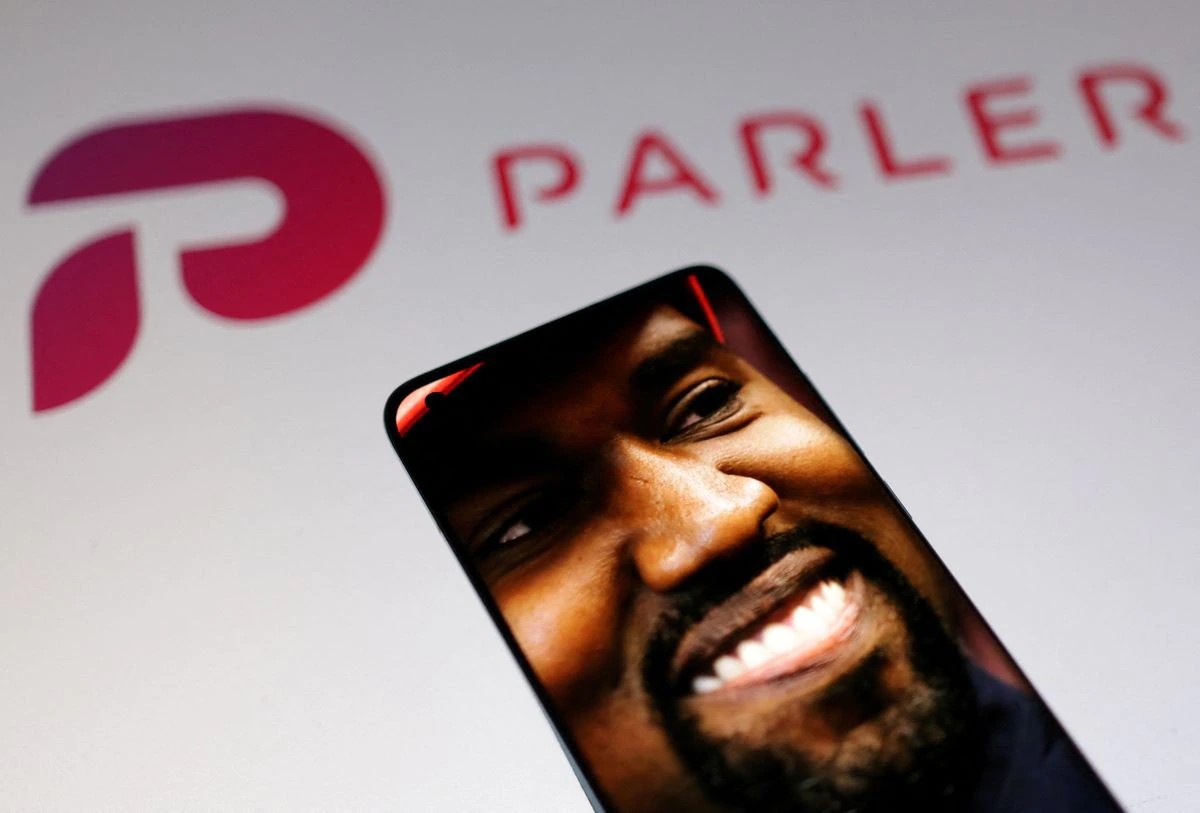 Rapper Kanye West Urungkan Rencana Beli Platform Media Sosial Parler