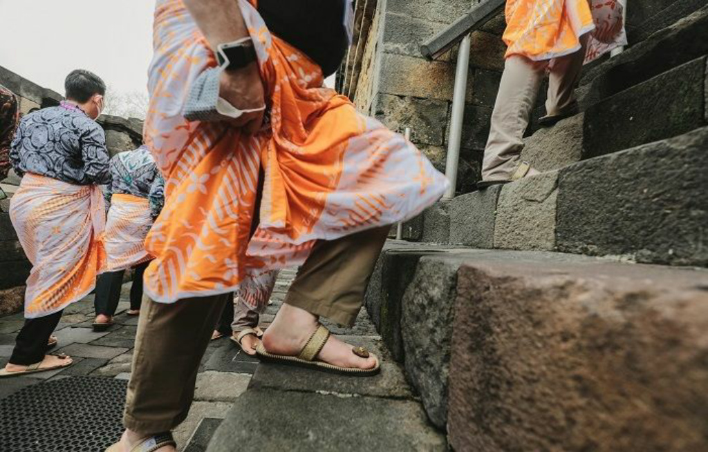 Candi Borobudur Buat Simulasi Penggunaan Sandal Upanat Bagi Wisatawan