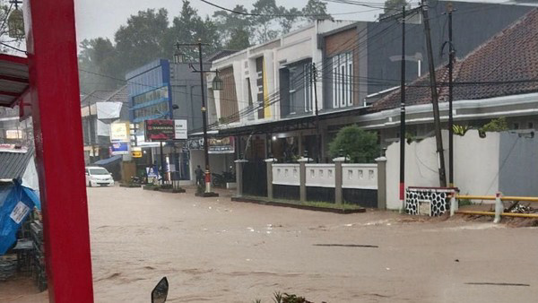 Ratusan Rumah Terendam Banjir Bandang di Sukanagara Cianjur