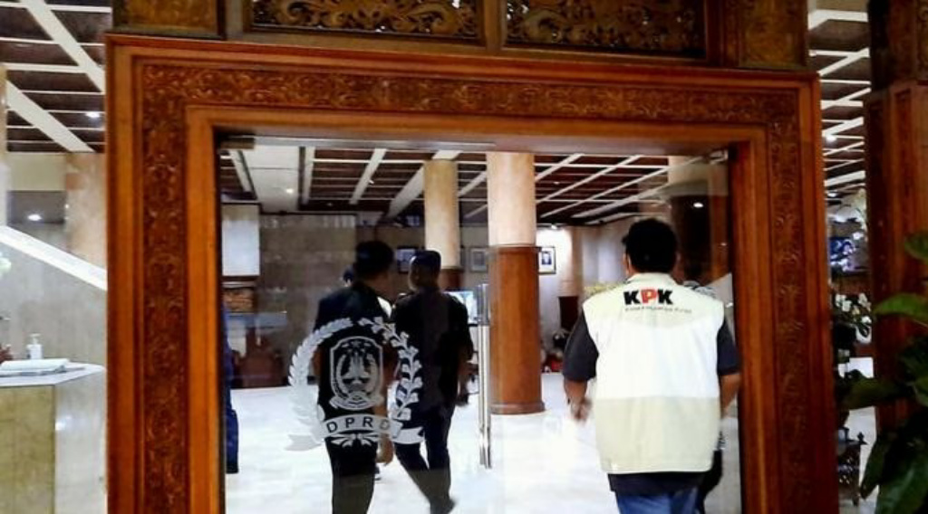 KPK Kembali Wara-Wiri Geledah Gedung DPRD Jatim