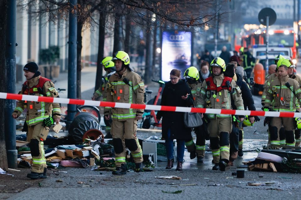 Layanan darurat bekerja di jalan di luar hotel setelah kebocoran akuarium AquaDom di pusat Berlin dekat Alexanderplatz, dengan air mengalir ke jalan, di Berlin, Jerman, 16 Desember 2022. Foto: Reuters/Michele Tantussi.