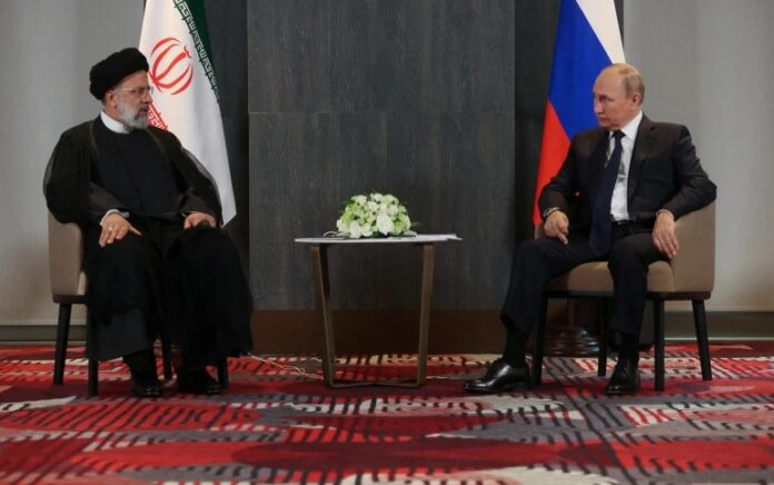 Presiden Rusia Vladimir Putin bertemu dengan Presiden Iran Ebrahim Raisi di sela-sela KTT Organisasi Kerja Sama Shanghai (SCO) di Samarkand, Uzbekistan, 15 September 2022. Foto: Alexandr Demyanchuk/Sputnik via Reuters.