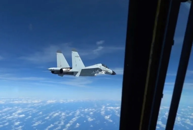 Gambar diam dari rekaman video pada 21 Desember 2022, menunjukkan jet tempur J-11 angkatan laut China terbang dekat dengan pesawat RC-135 Angkatan Udara AS di wilayah udara internasional di atas Laut China Selatan. Foto: Komando Indo-Pasifik AS.