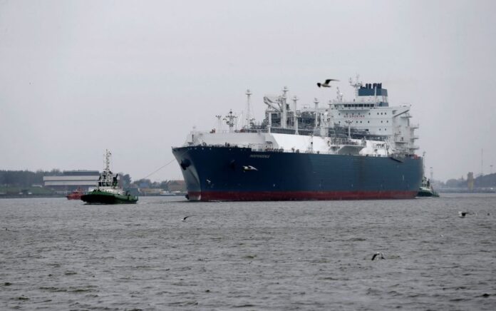 Floating Storage Regasification Unit (FSRU) "Independence", dikawal ke terminal gas alam cair (LNG) di Klaipeda Port 27 Oktober 2014. Foto: Reuters/Ints Kalnins/File Photo