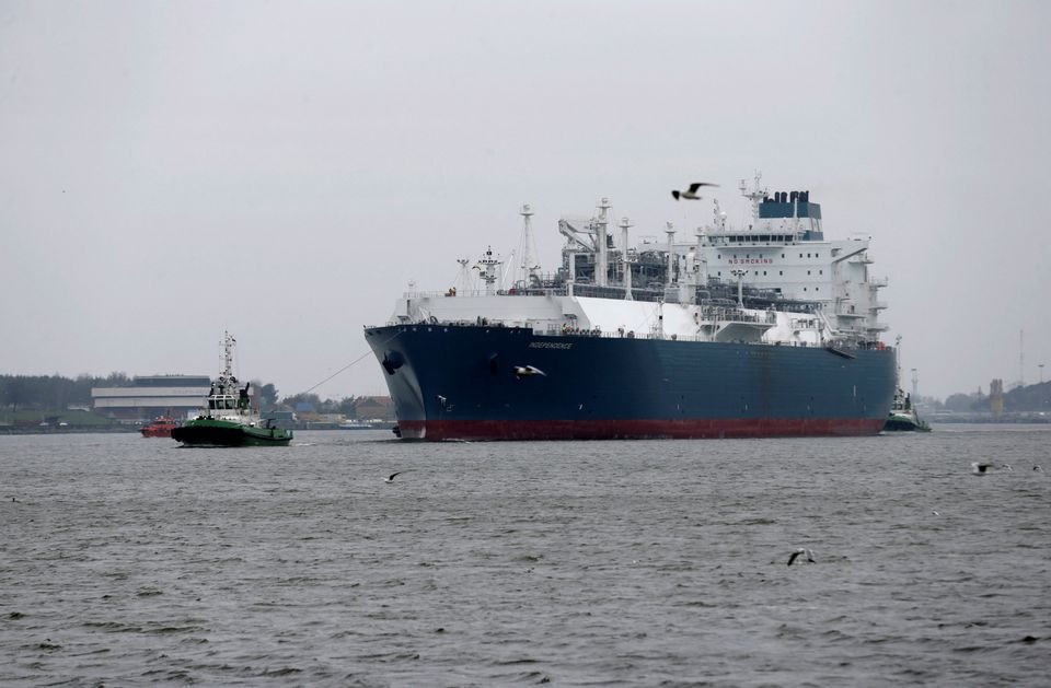 Floating Storage Regasification Unit (FSRU) "Independence", dikawal ke terminal gas alam cair (LNG) di Klaipeda Port 27 Oktober 2014. Foto: Reuters/Ints Kalnins/File Photo