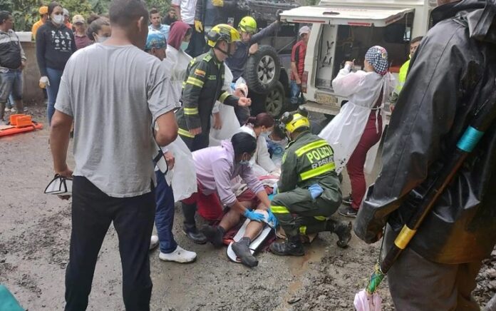 Polisi dan petugas penyelamat mencari korban selamat setelah tanah longsor menghantam jalan raya di luar kota Pueblo Rico, Kolombia. Foto: Polisi Nasional Kolombia/Reuters.