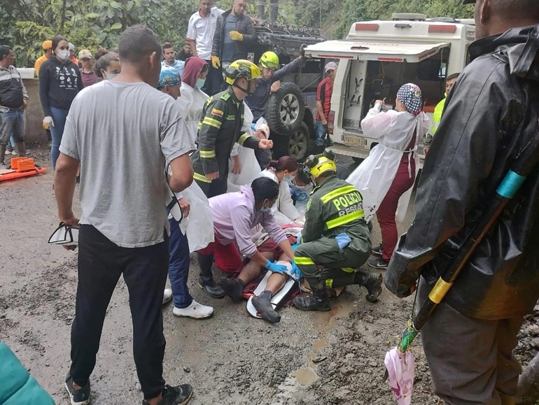 Polisi dan petugas penyelamat mencari korban selamat setelah tanah longsor menghantam jalan raya di luar kota Pueblo Rico, Kolombia. Foto: Polisi Nasional Kolombia/Reuters.