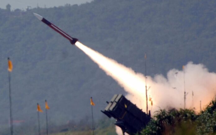 Sistem pertahanan udara Patriot menembakkan rudal selama latihan di Taiwan pada tahun 2006. Foto: Sam YEH/AFP.