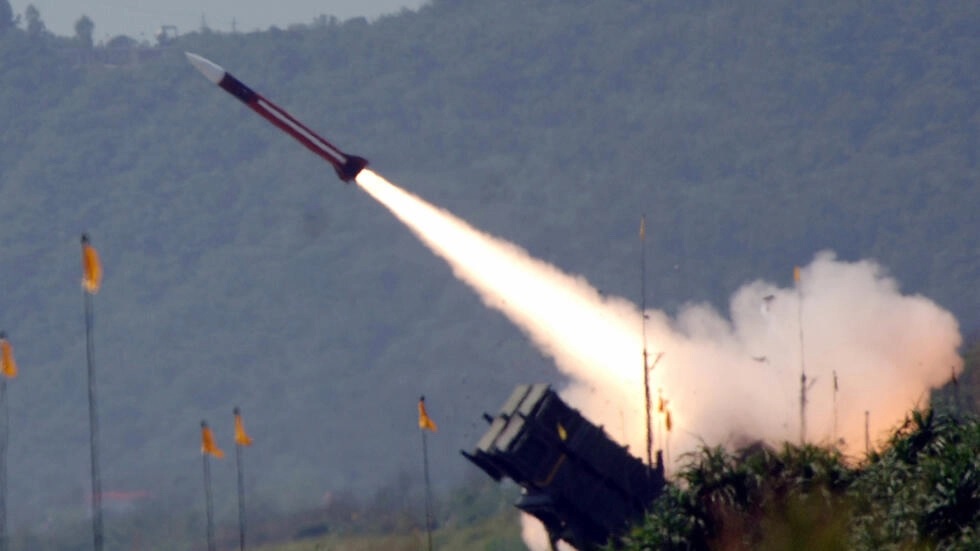 Sistem pertahanan udara Patriot menembakkan rudal selama latihan di Taiwan pada tahun 2006. Foto: Sam YEH/AFP.