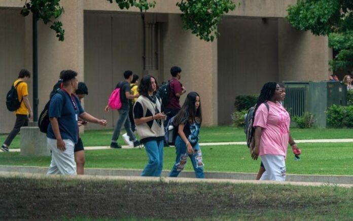 Para siswa sekolah menengah berjalan di sebuah kampus di Plano, Texas, Amerika Serikat, pada 31 Agustus 2022. (Xinhua/Xin Jin)