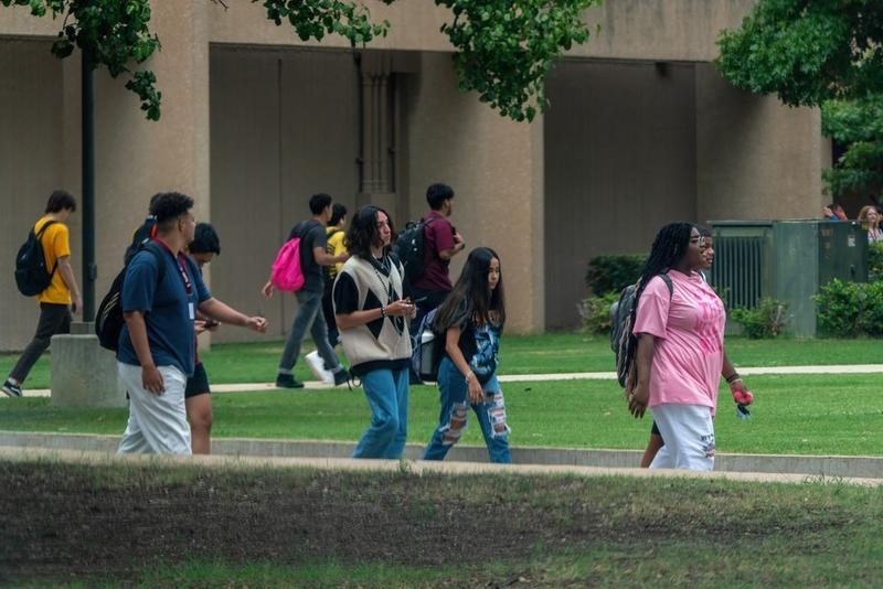 Para siswa sekolah menengah berjalan di sebuah kampus di Plano, Texas, Amerika Serikat, pada 31 Agustus 2022. (Xinhua/Xin Jin)