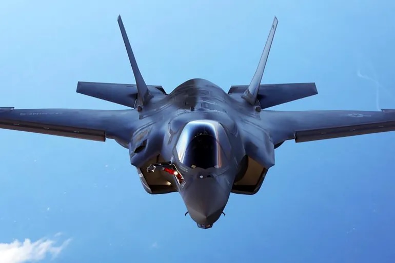 Sebuah jet tempur F-35B Korps Marinir AS selama pelatihan di atas Samudera Atlantik dalam gambar ini dirilis pada tahun 2015 [File: US Marine Corps via Reuters]