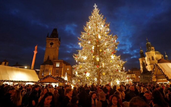 Pohon Natal diterangi saat pasar Natal tradisional dibuka di Alun-Alun Kota Tua di Praha, Republik Ceko, 26 November 2022. Foto: Reuters/David W Cerny.