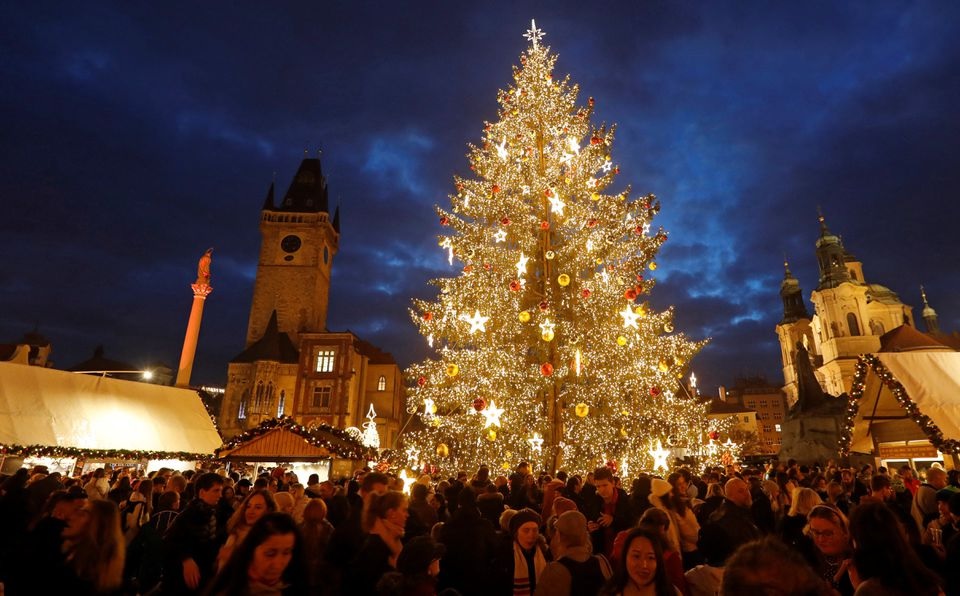 Pohon Natal diterangi saat pasar Natal tradisional dibuka di Alun-Alun Kota Tua di Praha, Republik Ceko, 26 November 2022. Foto: Reuters/David W Cerny.