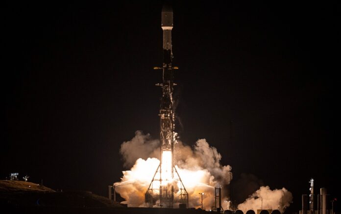 Roket SpaceX Falcon 9 diluncurkan dengan pesawat ruang angkasa Surface Water and Ocean Topography (SWOT), Jumat, 16 Desember 2022, dari Space Launch Complex 4E di Vandenberg Space Force Base di California. Foto: NASA/Keegan Barber.