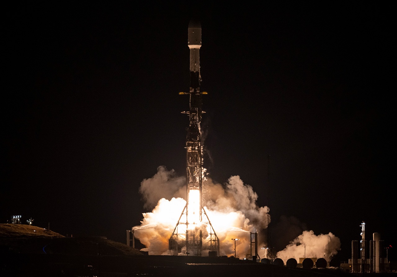 Roket SpaceX Falcon 9 diluncurkan dengan pesawat ruang angkasa Surface Water and Ocean Topography (SWOT), Jumat, 16 Desember 2022, dari Space Launch Complex 4E di Vandenberg Space Force Base di California. Foto: NASA/Keegan Barber.