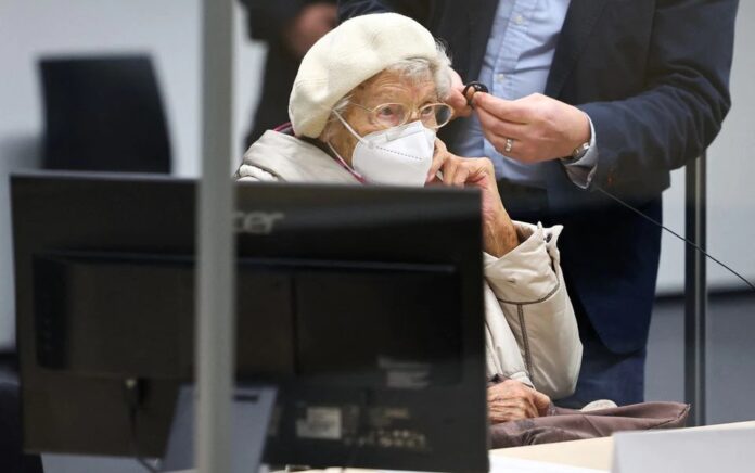 Terdakwa Irmgard F., mantan sekretaris komandan SS kamp konsentrasi Stutthof menghadiri persidangannya di ruang sidang di Itzehoe, Jerman, 20 Desember 2022. Foto: Christian Charisius/Pool via Reuters.