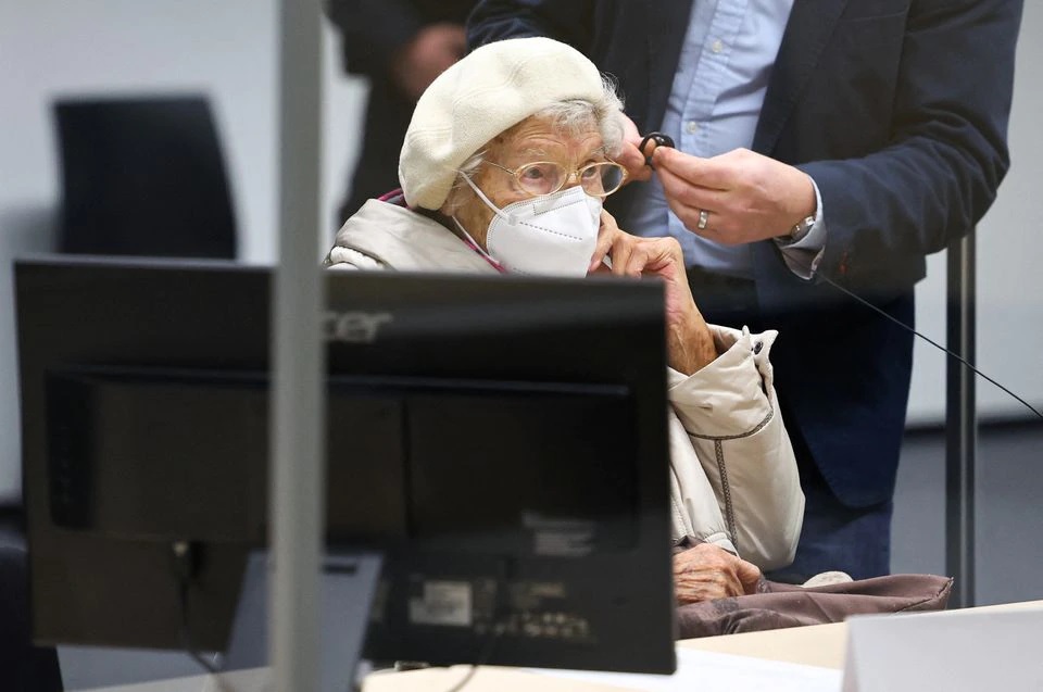 Terdakwa Irmgard F., mantan sekretaris komandan SS kamp konsentrasi Stutthof menghadiri persidangannya di ruang sidang di Itzehoe, Jerman, 20 Desember 2022. Foto: Christian Charisius/Pool via Reuters.