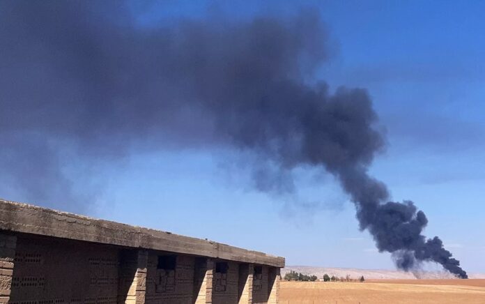 Asap mengepul setelah dilaporkan serangan pesawat tak berawak Turki di dekat al-Qahtaniyah di provinsi Hasakah timur laut Suriah, dekat perbatasan dengan Turki, pada 23 November. Foto: Gihad Darwish/AFP via Getty Images.