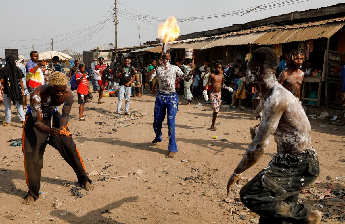 Karnaval Tari Nigeria Bantu Penduduk Merebut Jalanan
