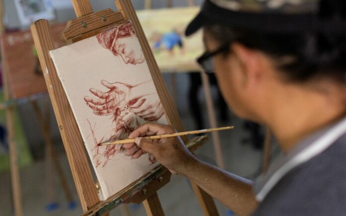 Seniman Filipina Membuat Lukisan Menggunakan Darahnya Sendiri