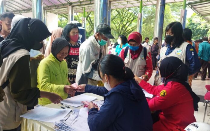 Pemkot Malang Salurkan Ribuan Paket BLT DBHCHT