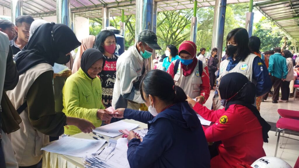 Pemkot Malang Salurkan Ribuan Paket BLT DBHCHT