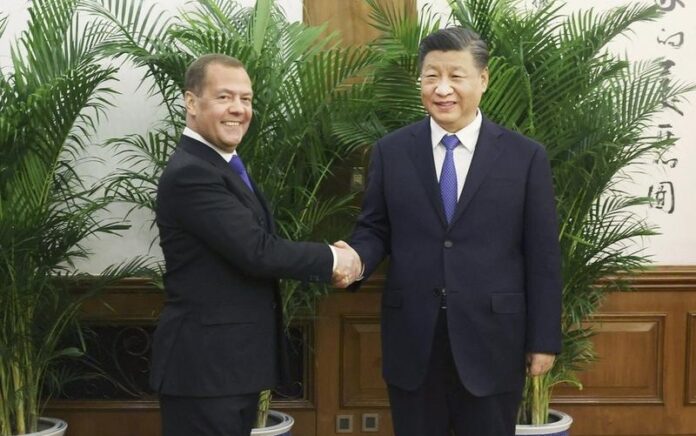 Presiden China Xi Jinping, yang juga menjabat sebagai Sekretaris Jenderal Komite Sentral Partai Komunis China (Communist Party of China/CPC), bertemu dengan Ketua Partai Rusia Bersatu Dmitry Medvedev, yang mengunjungi China atas undangan CPC, di Wisma Tamu Negara Diaoyutai di Beijing, ibu kota China, pada 21 Desember 2022. (Xinhua/Liu Weibing)