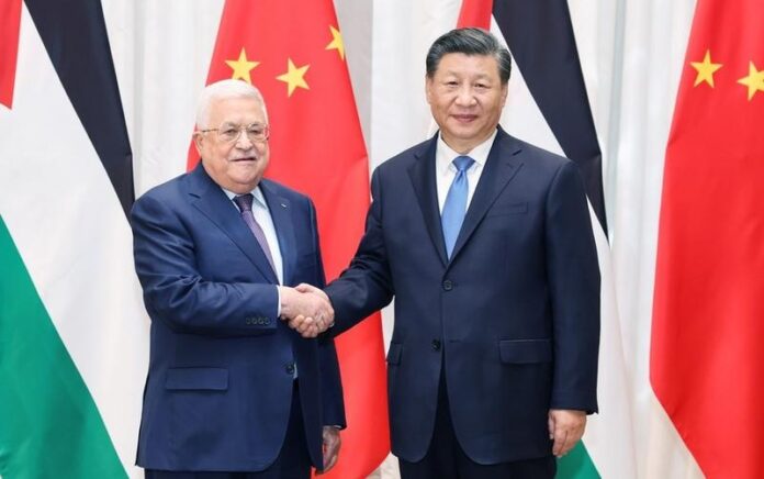Presiden China Xi Jinping bertemu dengan Presiden Palestina Mahmoud Abbas di Riyadh, Arab Saudi, pada 8 Desember 2022. Foto: Xinhua/Yao Dawei.