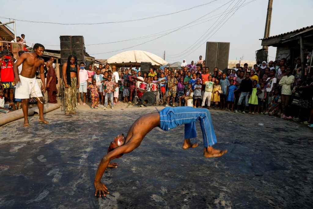 Karnaval Tari Nigeria Bantu Penduduk Merebut Jalanan